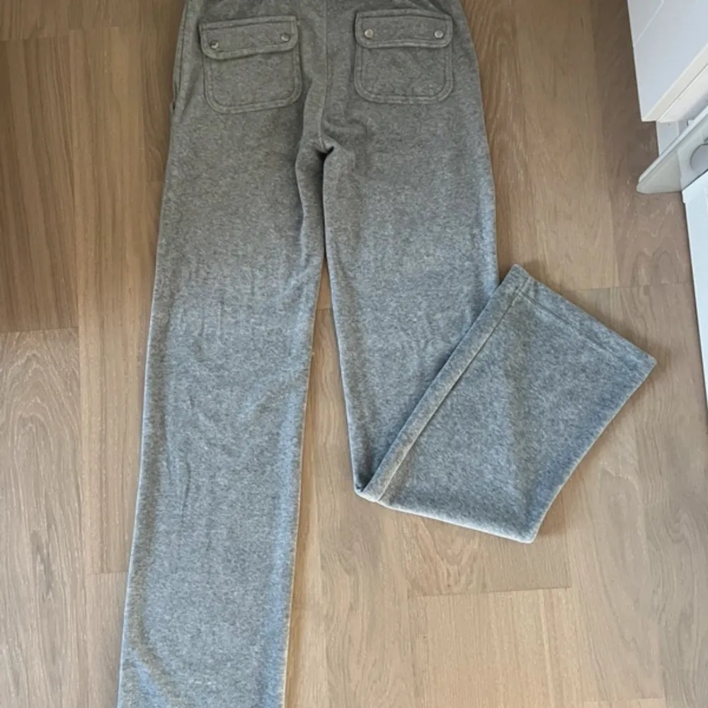 Juicy Couture byxor - Classic Velour Del Ray Pant Silver Marl, Ny utan prislapp  Aldrig använt pga för långa & Storlek XS. Skor.