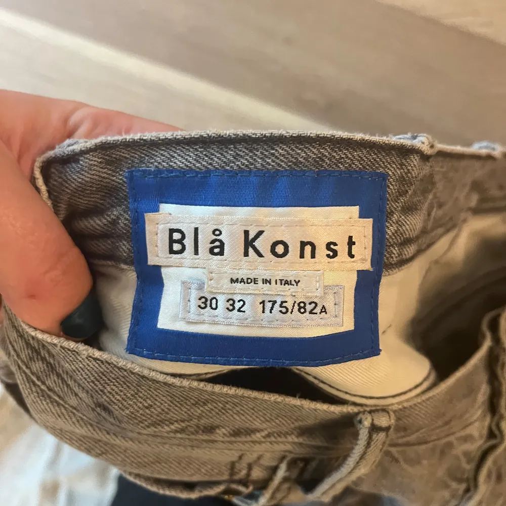 Grå Jeans från Acne studios deras kollektion blå konst  Modell: Land mid grey Storlek: 30x32. Jeans & Byxor.