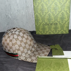 Gucci keps beige - Säljer min gg keps eftersom den inte kommer till användning. Kepser har gått sönder vid sidorna där fram men går att fixa hos skräddare billigt. Kepsen är i strl L men är liten i storleken eftersom de gammal modell. Sitter som en M/S. Tillbehör finns