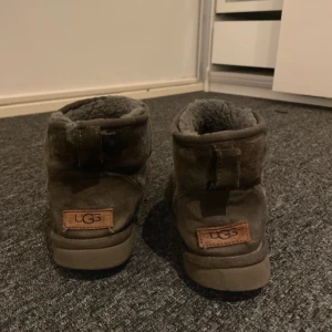 Uggs  - Uggs äkta, använda men är ej rengjorda så går att fixa i ordning dem. Nypris 2000kr💕Storlek 38