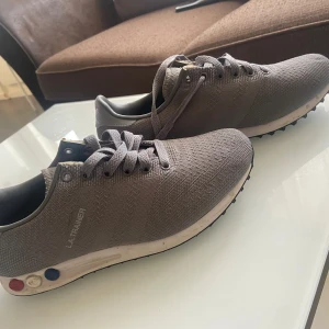 La trainers Adidas skor - Använda en gång, väldigt stilrena.