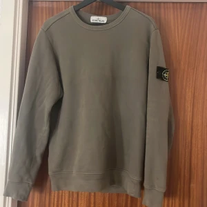 Stone Island sweatshirt army grön - Det är en använd stone Island sweatshirt som är i bra skick. Används inte längre då den är för liten för mig. Det är storlek M.