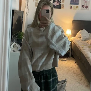 Rutig tröja - Okej skick, använt väl. Lång i armarna.