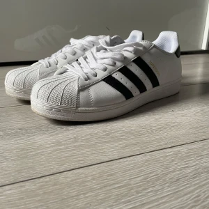 Adidas superstar - Säljer dessa nu eftersom dem bara står på skohyllan, använda några gånger vara och skicket är 9,5/10 Fräscha skor men inget för mig…. Pris kan diskuteras
