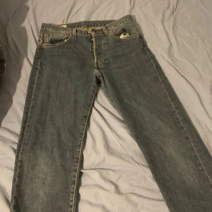 Levi's 501 jeans - Säljer ett par klassiska Levi's 501 jeans i bra skick. De är blå och har en straight passform med knappgylf. Perfekta för alla tillfällen.