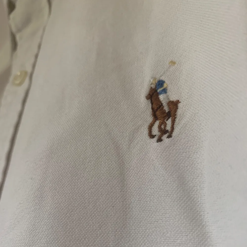 Hej, säljer en vit skjorta från Ralph Lauren i storlek S. Den har inga defekter och är i mycket bra skick. Tveka inte på att höra av dig vid funderingar! MVH Joel . Skjortor.