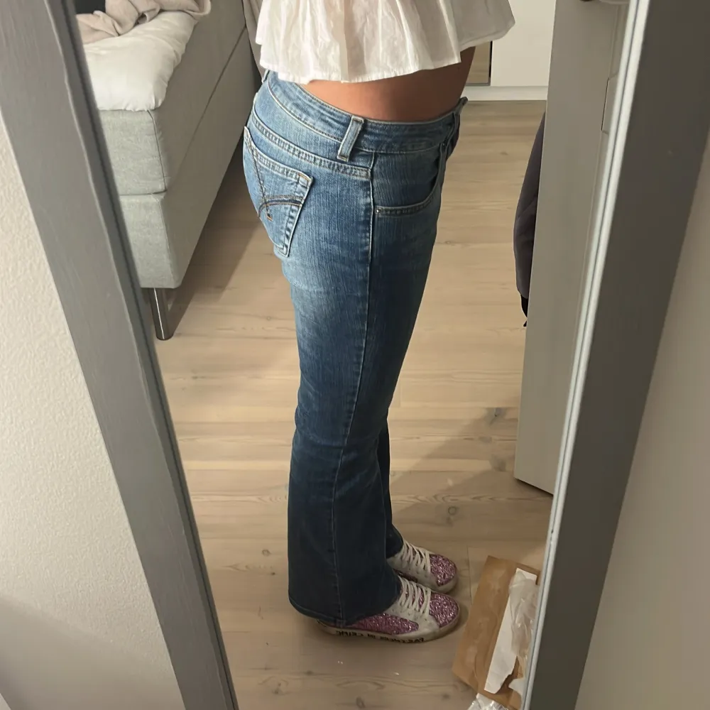 Säljer ett par as snygga blå bootcut jeans i mycket bra skick. INGA DEFEKTER ALLS! De är lågmidjade och har en jätte snygg wash. Perfekta för både vardag och fest! Passar bra med sneakers och bootcut så de går över skor som tex inuikki. Waist 27/ längd 30. Jag brukar ha waist 25 och de passar mig galant, jag säljer då de är för korta. Jag är 167 men de går att använda utan att det ser konstigt ut❤️helt nyskick varav priset❤️skriv om mer frågor är alltid aktiv och svarar så fort jag kan. . Jeans & Byxor.