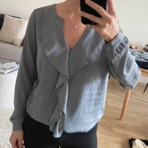 Blus från rosemunde  - Blus från rosemunde storlek S. Har en liten missfärgning på ryggen. Se bild