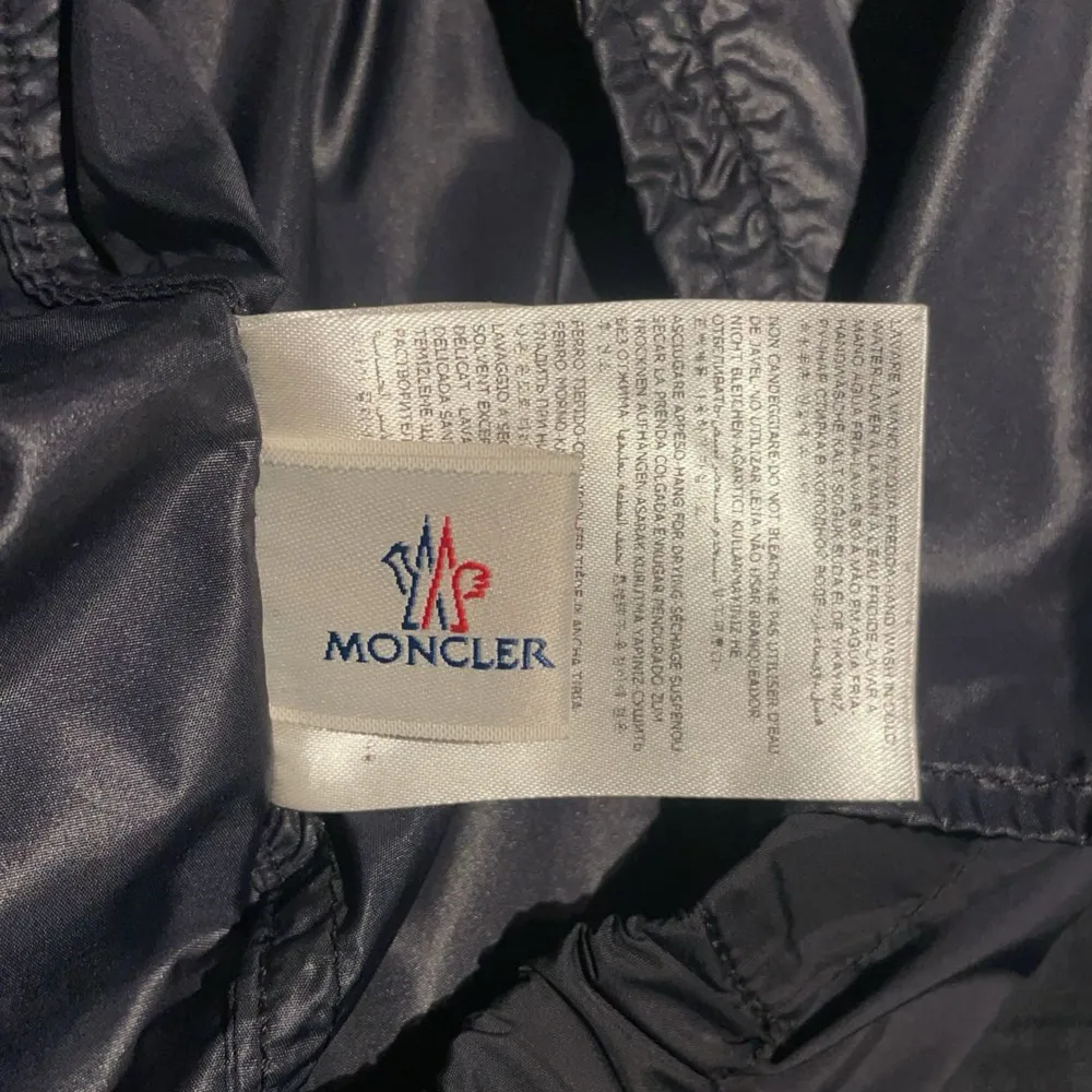 Tja säljer en moncler urville  Fits size S-M  Cond 7/10? Negativt, ena drag kedjan har tappat den man drar i, men funkar fortfarande. Skriv pm för mer bilder eller frågor.  Mvh Rhodri. Jackor.