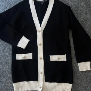 Fin svart vit kofta med pärlknappar XS, Ny! Ord 399:- - Jättefin kofta i populära färger och pärlknappar  Helt ny aldrig anänd endast testad dock utan tagg. Ord pris 399:-  Storlek XS, oversized i modellen  Fin som kofta eller klänning  Kommer från ett djurfritt och rökfritt hem