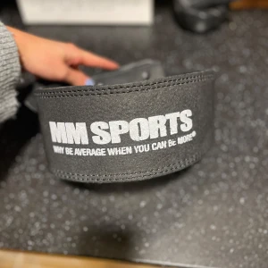 Lyftarbälte - Lyftarbälte från MMSPORTS. Läder. Knappt använd. Testad 2ggr. 91cm lång. Nypris: 600kr