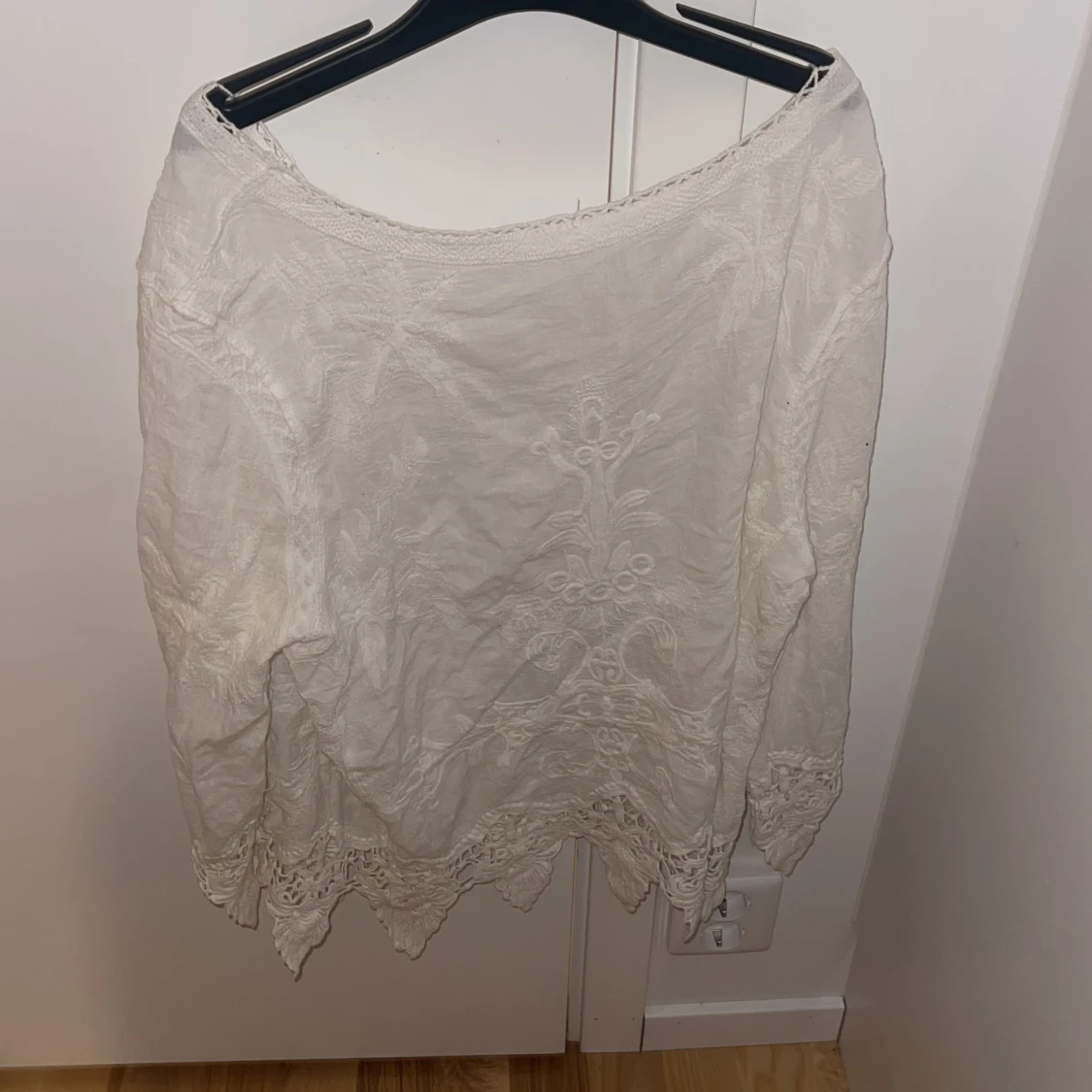 Vit blus med spetsdetaljer - 93