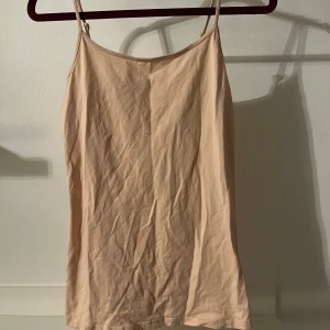 Linne - Linne med smala axelband.  Aprikos/rosa