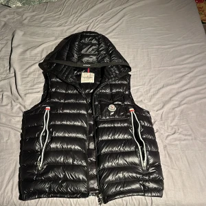 Moncler Ragot Gilet väst - Knappt använd, fint skick.                                              Finns inget kvitto Scan funkar 