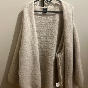 Lindex kofta  - En nästan helt oanvänd bar beige kofta från Lindex. Är i storlek M/L. Är i mycket bra skick. 