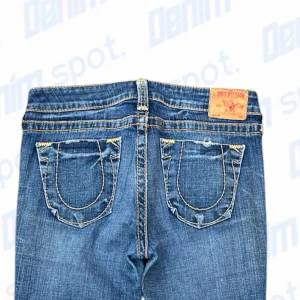 True religion bootcut jeans  -  Storlek W30 💙 Längd: 104 cm • midjebredd: 41 cm •  Innerbenslängd: 87 cm • Lårbredd: 23 cm • benöppning: 25 cm • OBS! Färgen är mest lik passformsbilderna, reparerad heelbite på vänster häl *se bild 5. Modellen är 165 cm 