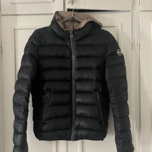 Colmar jacka  - Säljer min fina colmaarjacka, väldigt fint skick, ett väldigt litet hål som inte märks💕