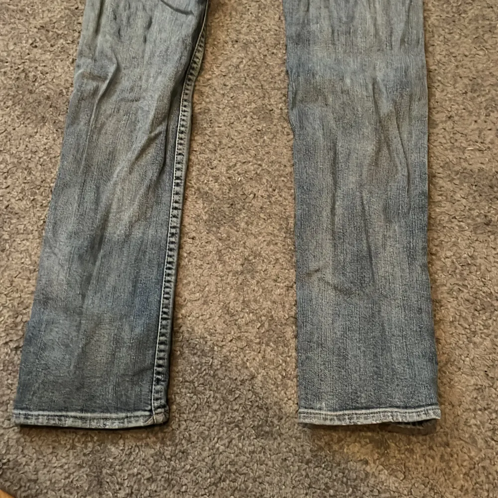 Tiger of Sweden jeans! Är i bra skick och även vintage. Dem var tyvärr för små och det är därför jag säljer dessa fina jeans. Dem är skinny och low waist. Och storlek 25/32 och är i style Skogsberg.. Jeans & Byxor.