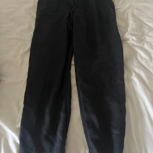 Svarta byxor  - Svarta byxor med snöre  Jätte sköna  Fungerar bra som kostymbyxor men även som vardags 