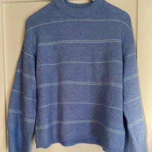 Blå stickad tröja - Blå stickad tröja från h&m. Köpt för 200kr, storlek XS men käns som S. ☺️