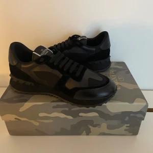 Valentino Rockrunner - Säljer nu dessa Valentino Rockrunners. De är köpta från Miinto några månader sedan och har bara används ett fåtal gånger, har även kvitto från Miinto som äktighetsbevis. Allt og medföljer Storleken är 42. Hör av er vid minsta fundering, Mvh Hjalmar