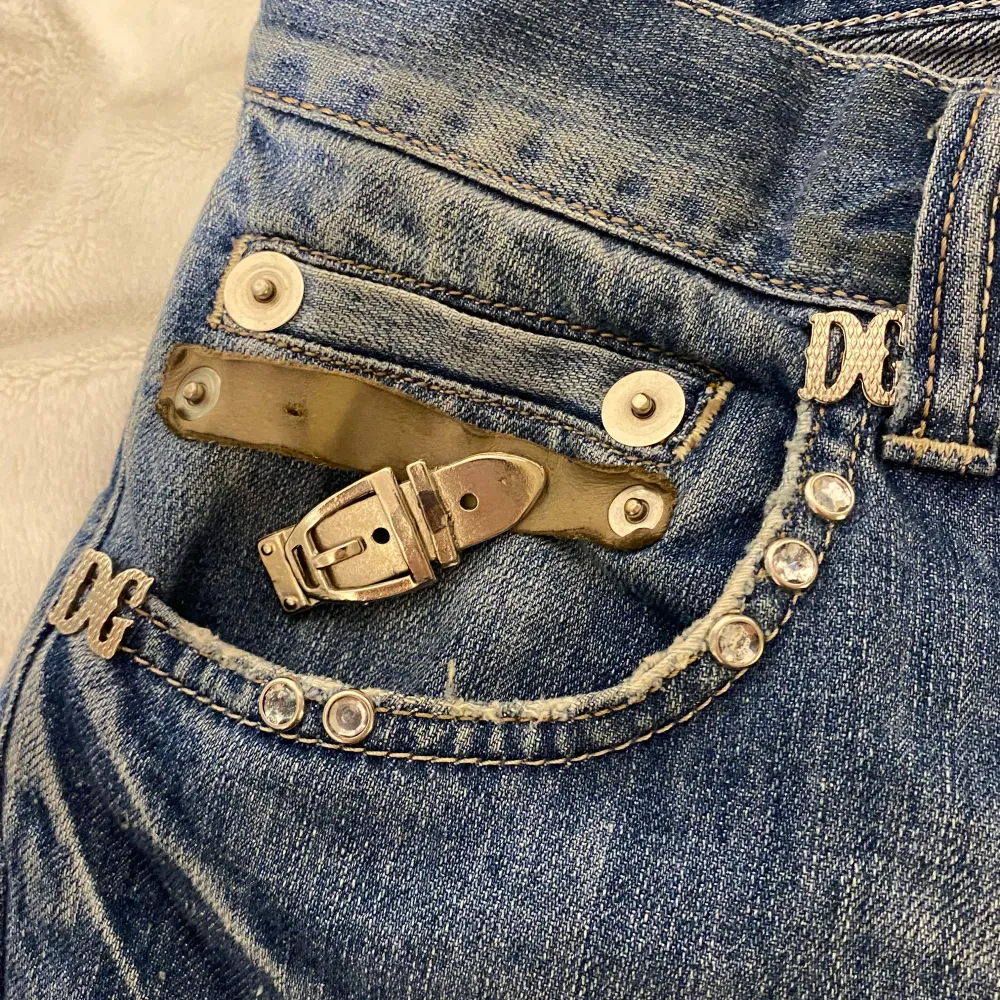 Lowwaist/midwaist baggy jeans med midjemåttet 44cm rakt över, längd = 100cm, höft = 53/54cm.  Köpta på Humana second hand. De är lite slitna och en buckle-detalj är trasig (sista bilden). Jeans & Byxor.