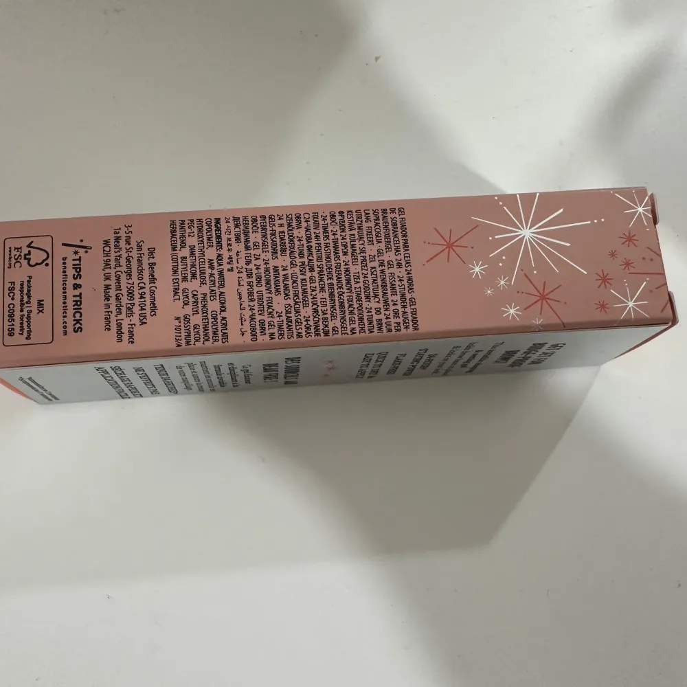 Säljer en 24-HR Brow Setter från Benefit. Denna ögonbrynsgel håller dina bryn på plats hela dagen. Förpackningen är snyggt designad i rosa och silver med stjärndetaljer. Perfekt för att få till den där perfekta looken som håller i 24 timmar!. Skönhet.