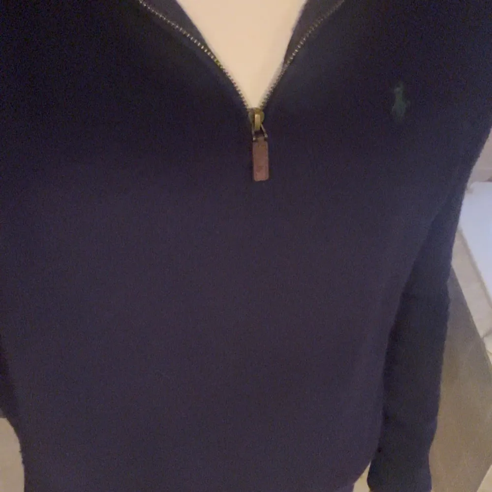 Säljer en snygg mörkblå tröja från Polo Ralph Lauren i merinoull. Halfzipen kostar ca 2100kr nypris! Tröjan är i mycket bra skick och supermjuk. Passar perfekt till jeans! Bara hör av er vid frågor!. Tröjor & Koftor.