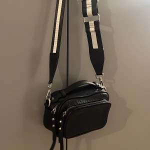 Väska med remband - Fin rymlig väska med remband som är utbytbart. Använd ett fåtal gånger, väldigt bra skick! 