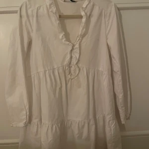 Vit zara klänning - Superfin vit klänning från zara💞