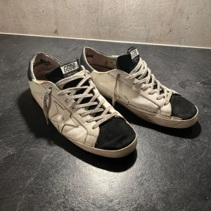 Golden Goose Skor - Tjena! Säljer nu mina riktigt feta Golden Goose skor i 45 som även passar 46. Även dustbag ingår! Skicket är lite oklart då jag har svårt att skilja på vad som är design eller inte. Men jag skulle säga 7/10 ungefär. Mer bilder finns ifall det önskas. Priset går att diskutera vid snabb affär! Tveka inte på att höra av dig vid frågor🙌🏼