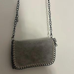 stella mccartney liknande väska - superfin väska som jag köpte i spanien som tyvärr inte kommer till användning.