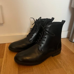 Skinn skor - Säljer dessa skinnskor, använda 2 gånger, köpta för 1300kr finns dock märken på ena skon ( skriv privat om ni vill se tydligare bild) 