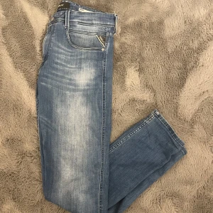 Replay Anbass jeans 33/34 - Säljer nu mina Replay Anbass jeans då jag inte använder dem längre. Jeansen är i slimfit, de är i toppen skicka utan några skador. Skriv vid minsta funderingarna.