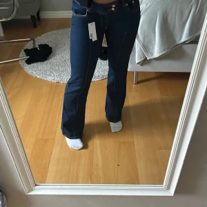 Mörkblå bootcut jeans - Säljer ett par snygga mörkblå bootcut jeans, aldrig använda. De är lågmidjande och sitter väldigt bra💕