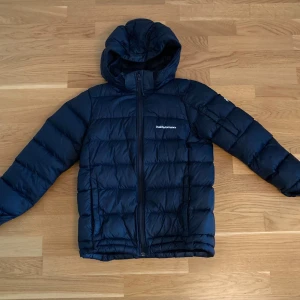 PeakPreformance jr down frost jacket - En väldigt fin vinter/höstjacka från PeakPreformance. Storlek 160, passar barn i åldrarna 12-14 beroende på längd. Använd men bra skick, inga skador. Skriv meddelande vid frågor.