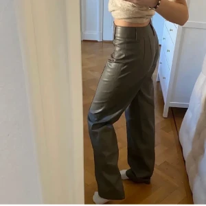 Svarta läderbyxor  - Svarta läderbyxor från Zara. Samma modell som bild två men svarta istället. Jag är 168💕