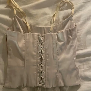 Korsett topp - JÄTTESNYGG vit korsett topp😍