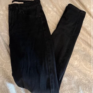 Levis jeans ”721 High Rise Skinny” - Endast använda 2 gånger  W25 L30