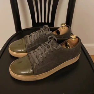 Lanvin skor  - Dessa skorna är 8/10 vilket säker priset från deras originella 5000kr till 1500 kronor skorna har en sydd sula vilket är det ända ”felet” 