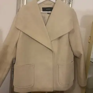 Säljer en superfin beige kappa från vero moda i storlek S. Den är i bra skick, köpt förra hösten men inte använt mycket. Perfekt för höst och vår! ❤️