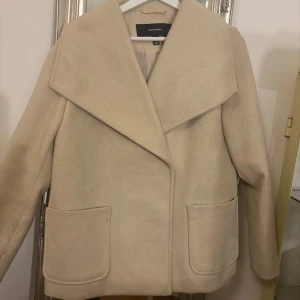Beige kappa från vero Moda  - Säljer en superfin beige kappa från vero moda i storlek S. Den är i bra skick, köpt förra hösten men inte använt mycket. Perfekt för höst och vår! ❤️