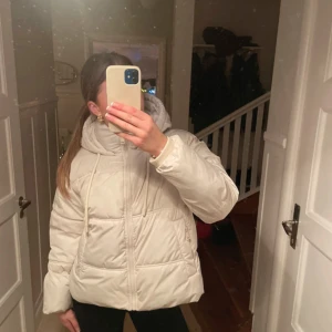 Vinterjacka zara  - Så fin jacka från zara i krämvit! ❤️
