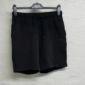 Nike Tech shorts - Nike Tech shorts i storlek S.