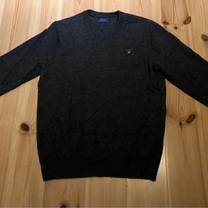 Gant tröja  - Säljer denna lite v ringade gant tröjan som är helt oanvänd. Nypris 1500kr. Storlek L men passar även M