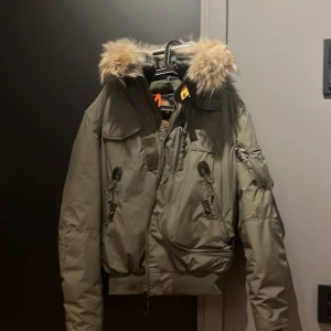 Parajumpers jacka  - Väldigt skön grön jacka från märket parajumper, använd ett fåtal gånger köpt i en märkesbutik i Frankrike. Passar mellan 170-180