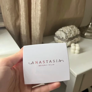 Anastasia Highlighter  - Nu säljer jag min Anastasia Highlighter som kostar 439 för 220 som start pris (priset går att diskutera. Som man kan se på bilden så är Highlighter knappt använd. Kan jätte gärna skicka mer bilder också 🤍🤍