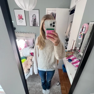 Stickad tröja - Så gullig stickad tröja, lite croppad. Den är såå skön och fin till hösten. Bra skick!💕