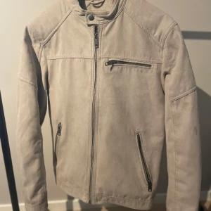 Jack & Jones - Säljer min Jack & Jones jacka fantastiskt skick och som alltid bra omhändertagen 