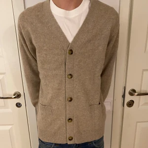 Cardigan  - En otroligt fet cardigan från märket uniqlo. Storlek M. 10/10 skick. Pris går att diskutera.